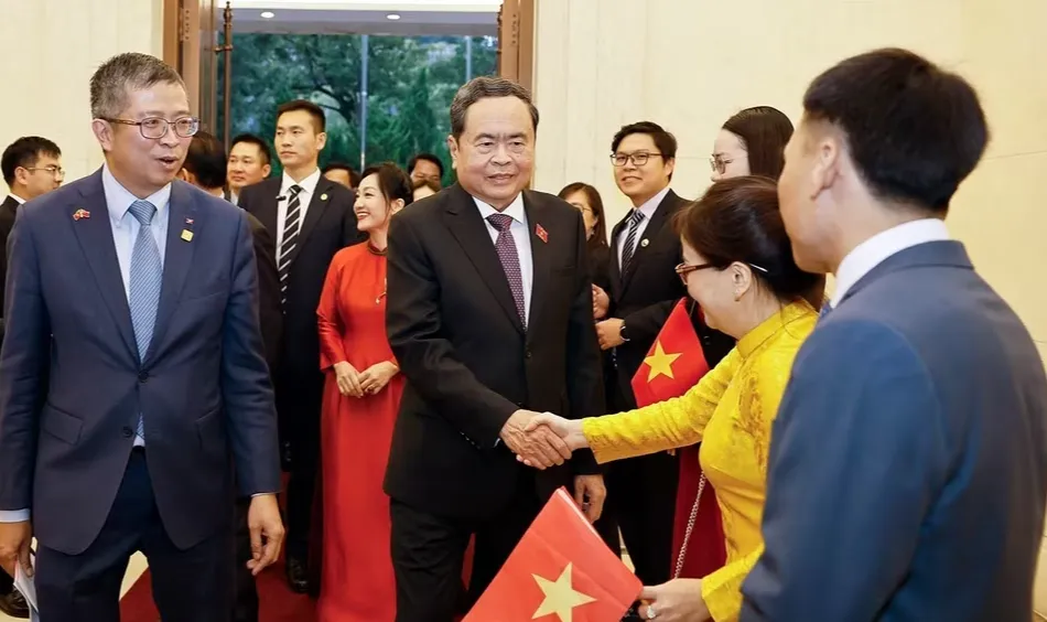 Chủ tịch Quốc hội Trần Thanh Mẫn gặp gỡ cộng đồng người Việt Nam tại Trung Quốc - Ảnh 1.