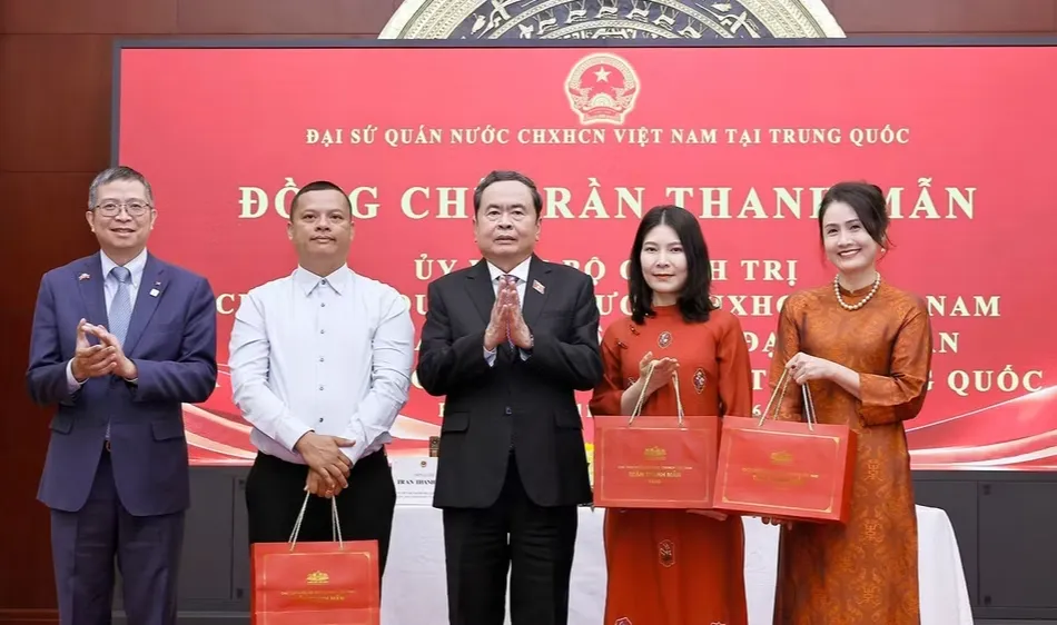 Chủ tịch Quốc hội Trần Thanh Mẫn gặp gỡ cộng đồng người Việt Nam tại Trung Quốc - Ảnh 3.