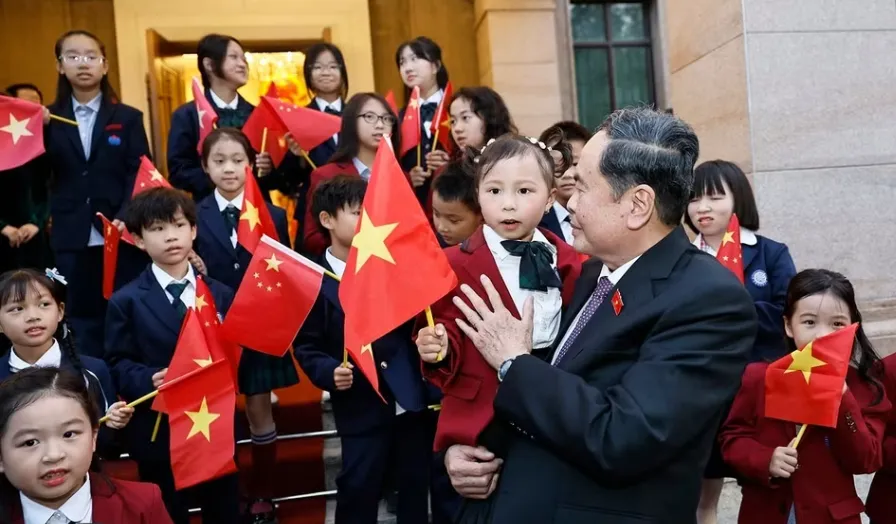 Chủ tịch Quốc hội Trần Thanh Mẫn gặp gỡ cộng đồng người Việt Nam tại Trung Quốc - Ảnh 2.