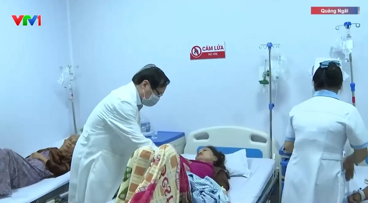 105 người nhập viện nghi ngộ độc b&aacute;nh m&igrave; ở Quảng Ng&atilde;i - Ảnh 1.