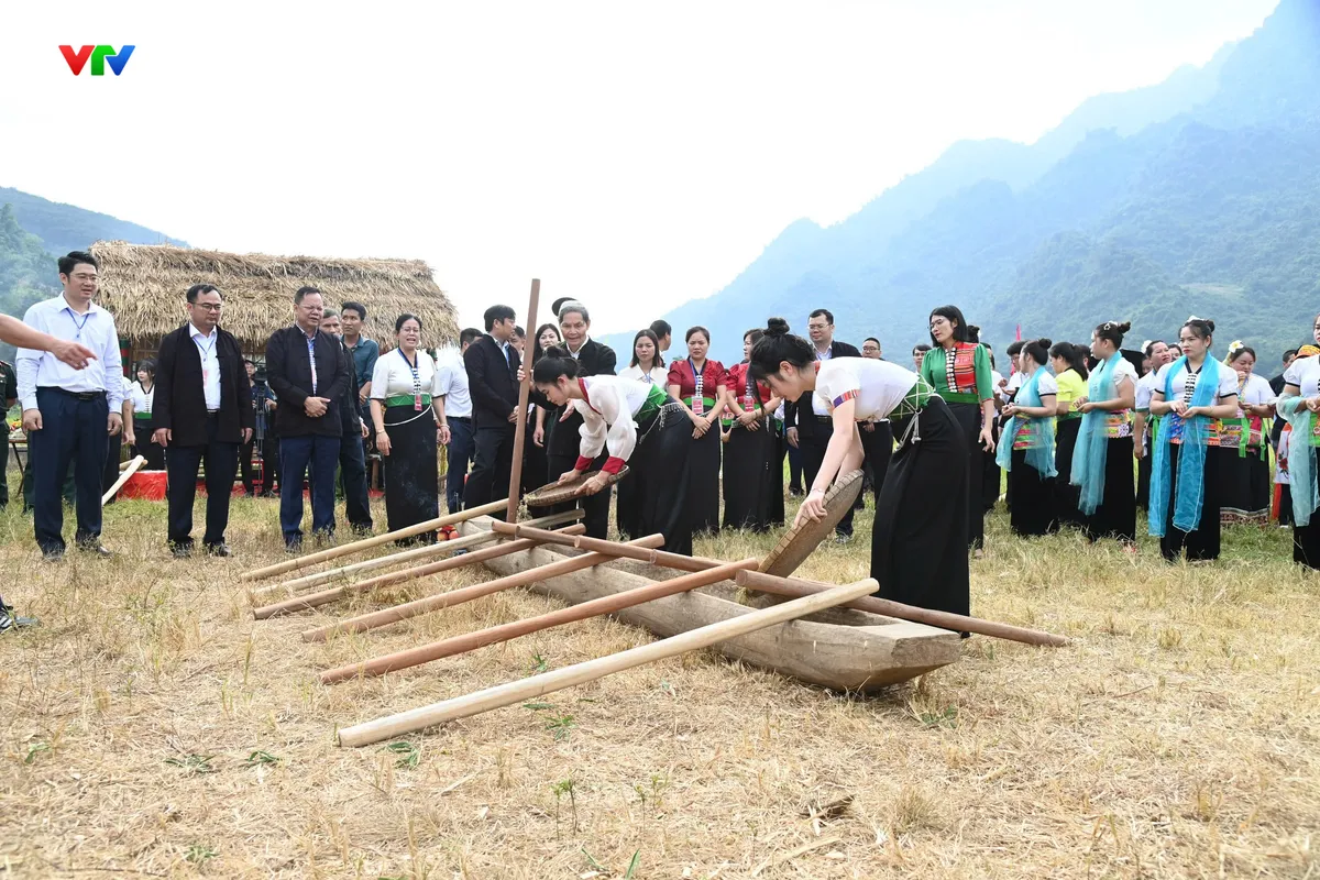 Lai Châu: Rộn ràng Lễ hội Kin Lẩu Khẩu Mẩu trên cánh đồng Huổi Én - Ảnh 7.