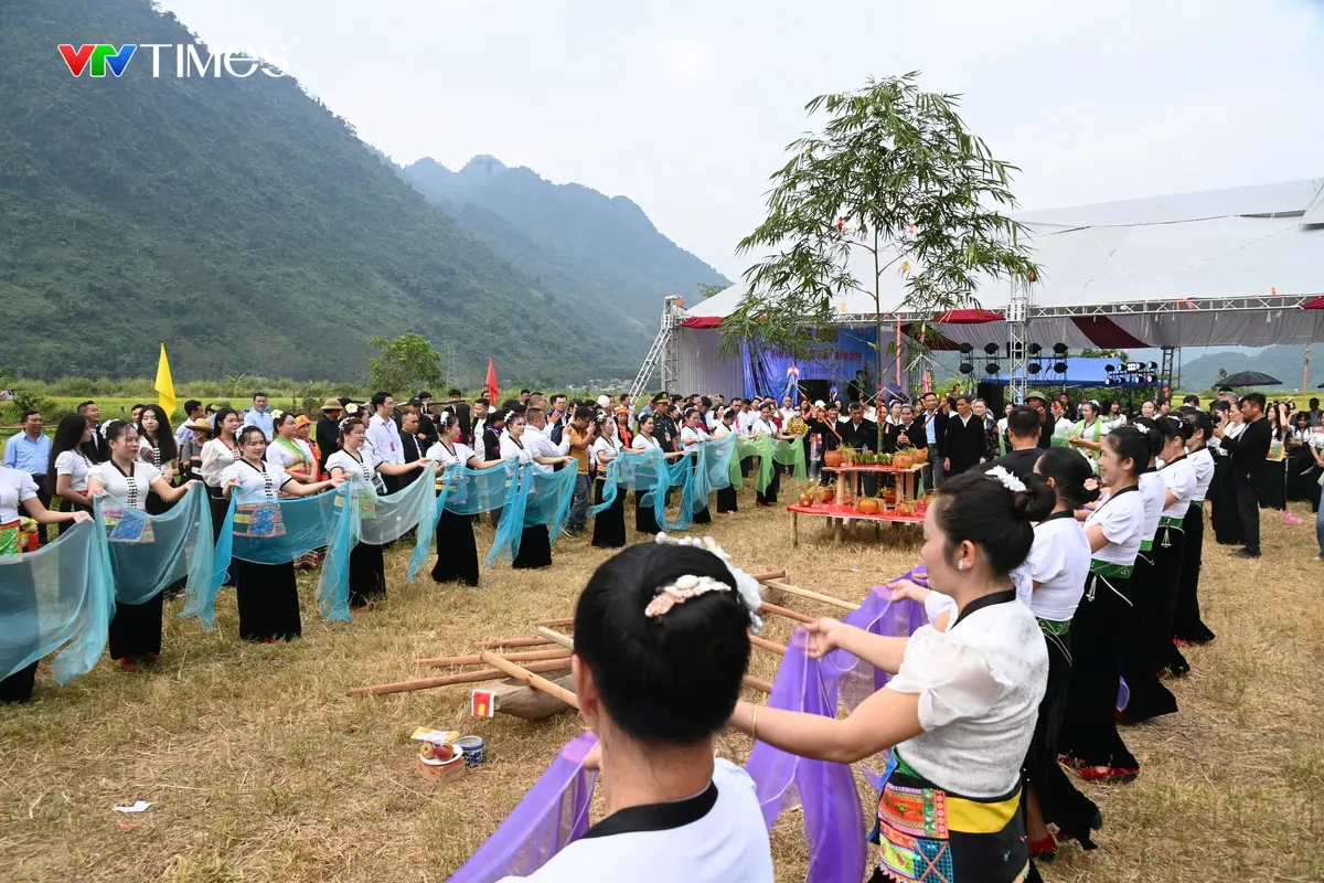 Lai Châu: Rộn ràng Lễ hội Kin Lẩu Khẩu Mẩu trên cánh đồng Huổi Én - Ảnh 3.