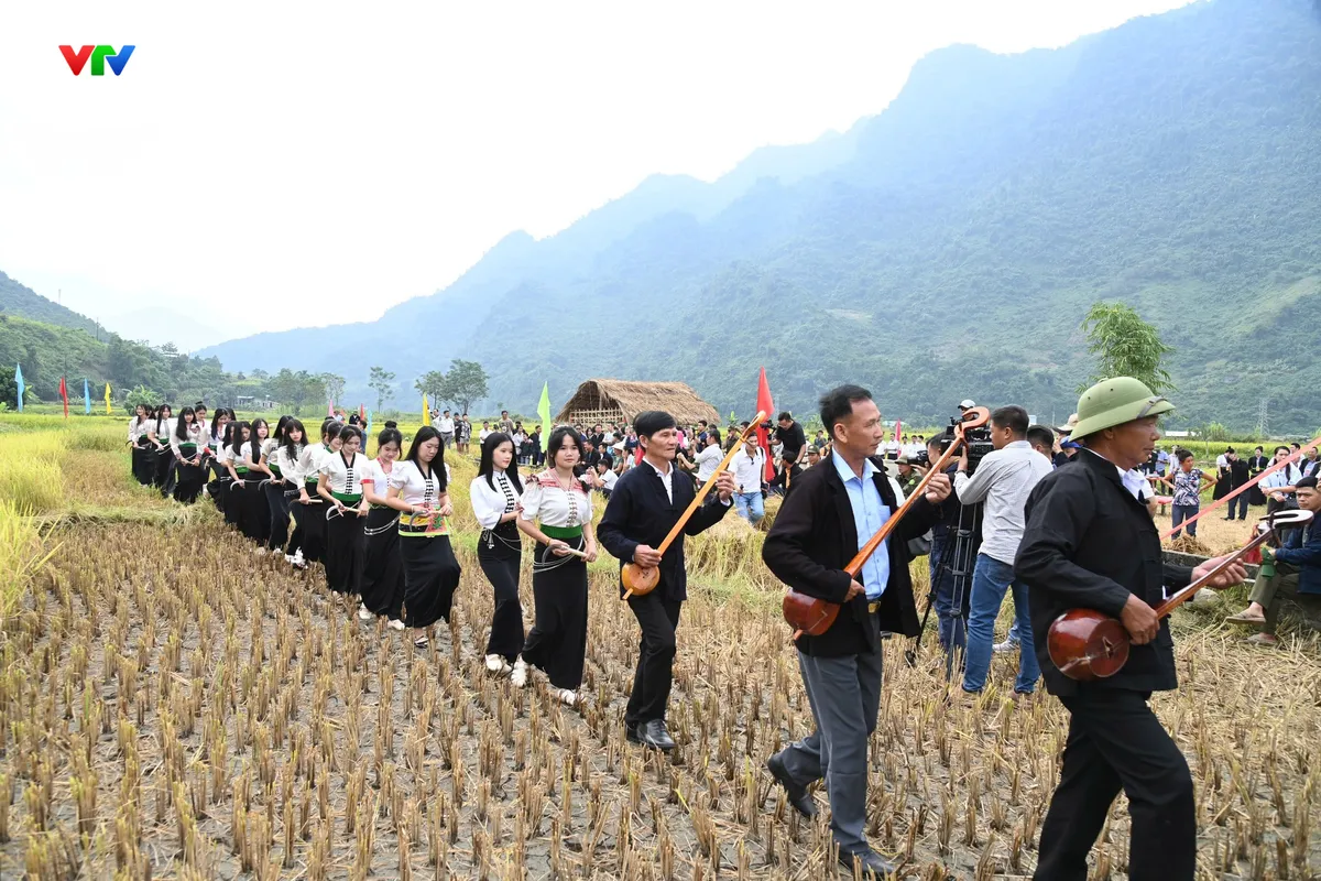 Lai Châu: Rộn ràng Lễ hội Kin Lẩu Khẩu Mẩu trên cánh đồng Huổi Én - Ảnh 2.