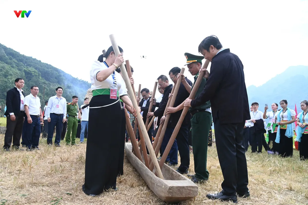 Lai Châu: Rộn ràng Lễ hội Kin Lẩu Khẩu Mẩu trên cánh đồng Huổi Én - Ảnh 12.