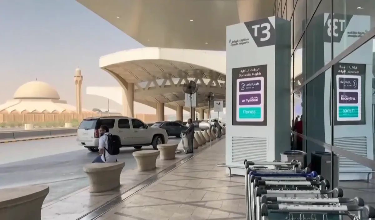 Sân bay của Saudi Arabia bị tấn công gây thương vong lớn- Ảnh 1.
