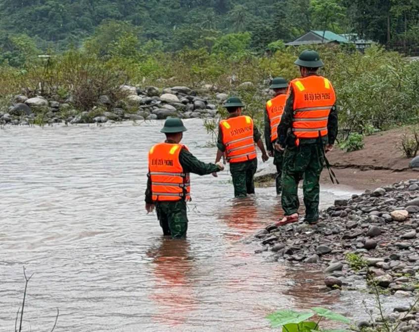 T&igrave;m thấy thi thể người phụ nữ bị nước lũ cuốn tr&ocirc;i ở Quảng Trị - Ảnh 1.