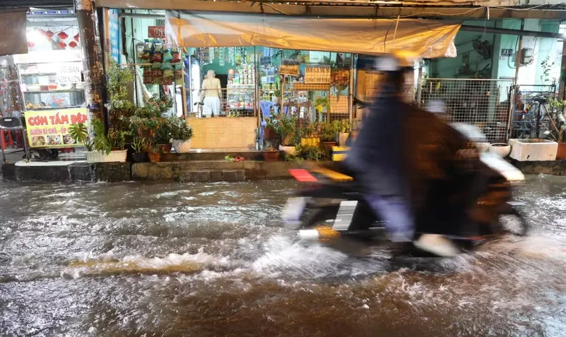 Triều cường đạt đỉnh, nhiều nơi ở Nam Bộ ngập s&acirc;u - Ảnh 1.