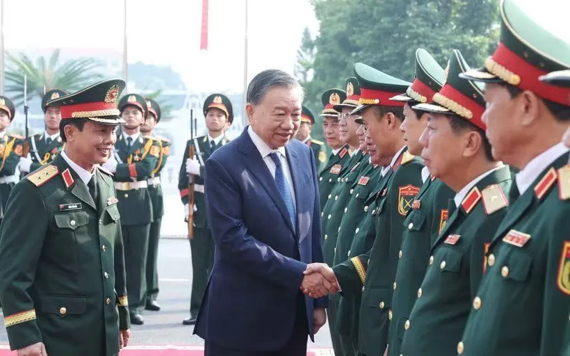 Cán bộ, chỉ huy Bộ Tư lệnh Quân khu 2 đón Tổng Bí thư, Chủ tịch nước Tô Lâm đến dự lễ kỷ niệm. (Ảnh: Thống Nhất/TTXVN)