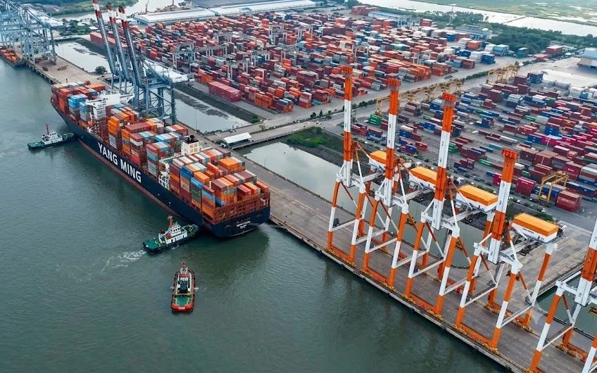 Lần đầu tiên, Cảng Quốc tế Cái Mép (CMIT) và Cảng Tân Cảng - Cái Mép Thị Vải (TCTT) vận hành bến chung - Ảnh cắt clip 