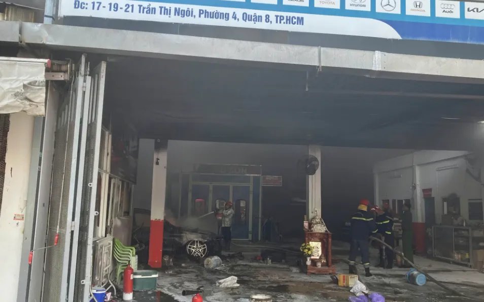 Ch&aacute;y gara &ocirc; t&ocirc; cạnh trường mầm non ở TP Hồ Ch&iacute; Minh - Ảnh 3.