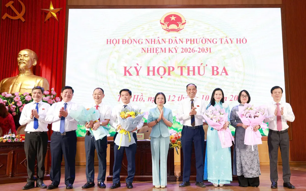 Phó Chủ tịch HĐND thành phố Hà Nội Phạm Thị Thanh Mai và Bí thư Đảng ủy, Chủ tịch HĐND phường Tây Hồ Nguyễn Đình Khuyến tặng hoa cho các cán bộ được bổ nhiệm tại các phòng, ban mới. Ảnh: Văn Tuyến
