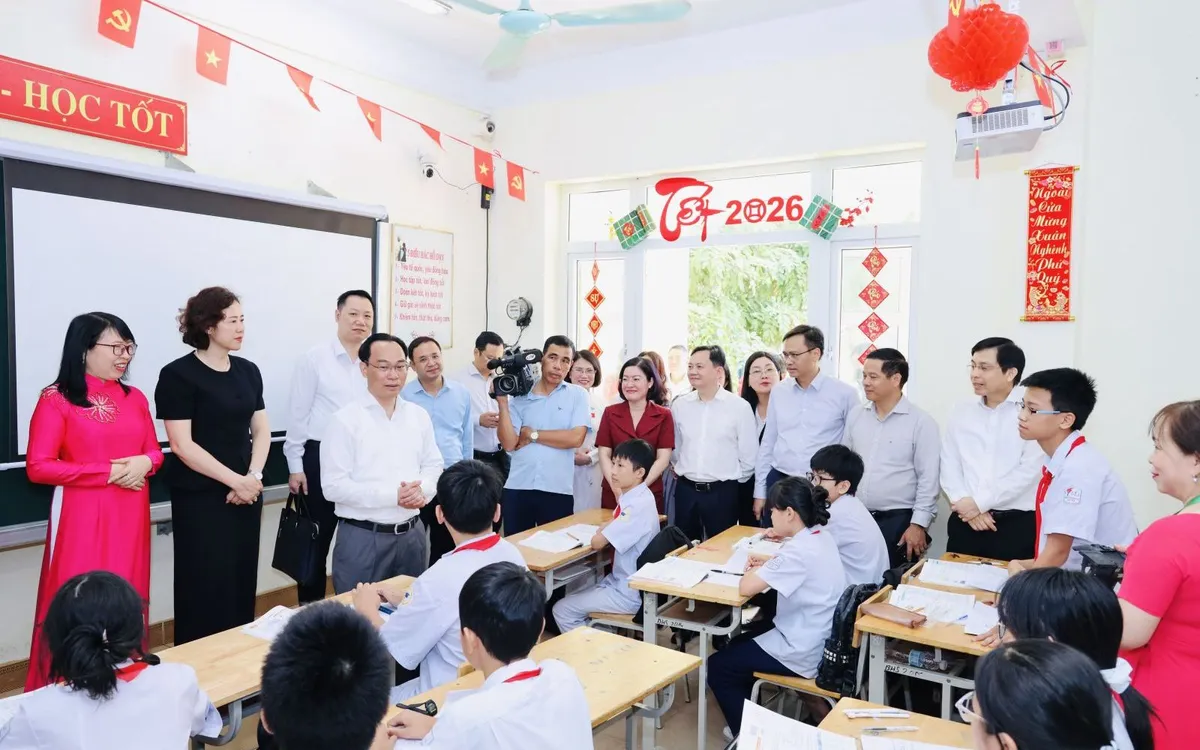 Bộ trưởng Hoàng Minh Sơn thăm và trò chuyện với các em học sinh, giáo viên Trường Tiểu học và THCS Hà Tu, Quảng Ninh. Ảnh: MOET

