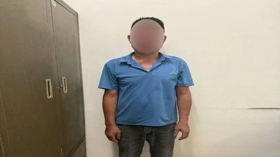 Hà Nội: Công an làm việc với người đàn ông chặn đầu ô tô, bóp mũi và tát tài xế - Ảnh 1.