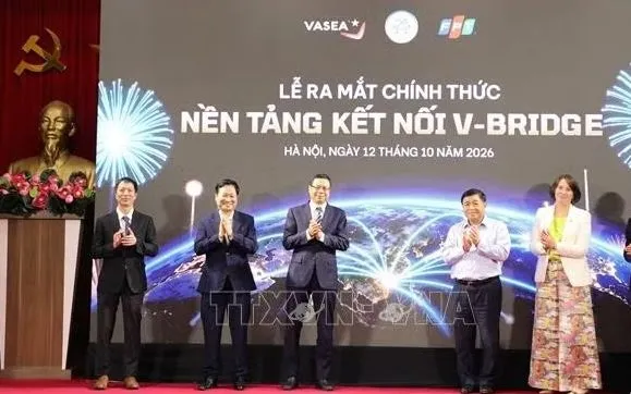 Các đại biểu bấm nút ra mắt nền tảng kết nối V-bridge.