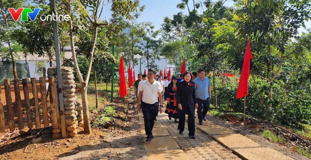 Ph&oacute; Chủ tịch Quốc hội thăm m&ocirc; h&igrave;nh c&agrave; ph&ecirc;, du lịch n&ocirc;ng nghiệp tại Sơn La - Ảnh 1.