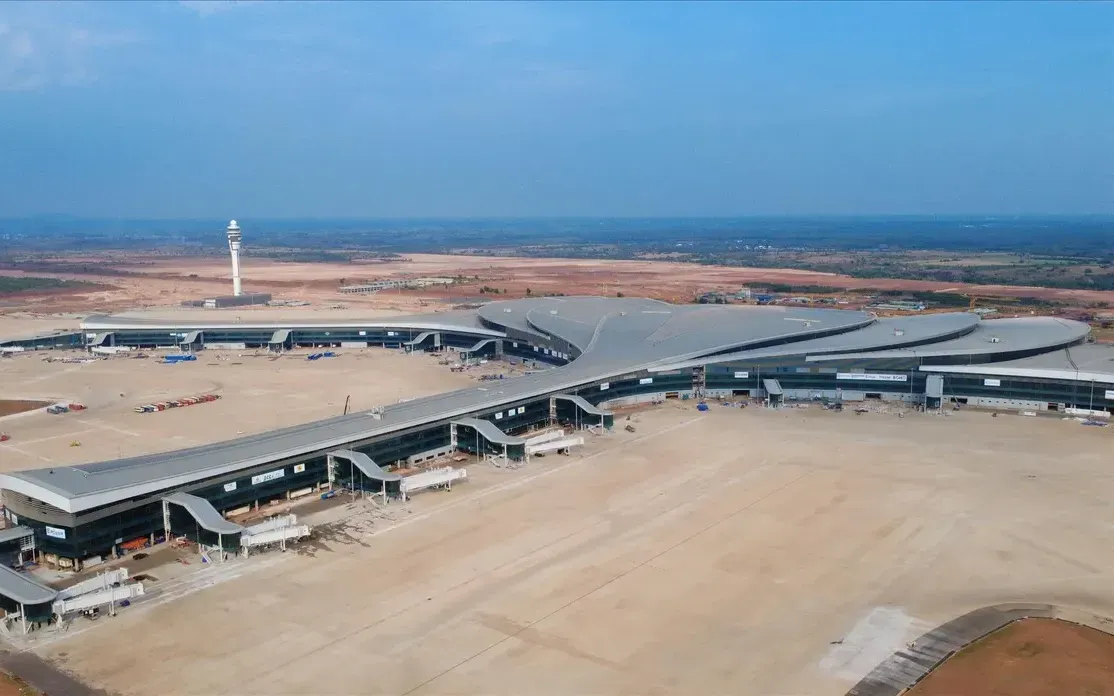 Sân đỗ tàu bay, nhà ga hành khách sân bay Long Thành đã cơ bản hoàn thành các phần việc chính. (Ảnh: TTXVN)