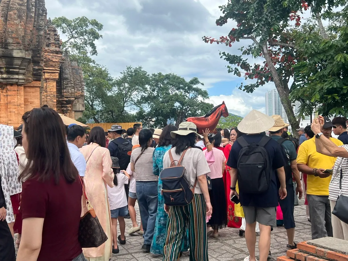 Miễn thị thực cho kh&aacute;ch Trung Quốc đi theo đo&agrave;n đến Kh&aacute;nh H&ograve;a - Ảnh 1.