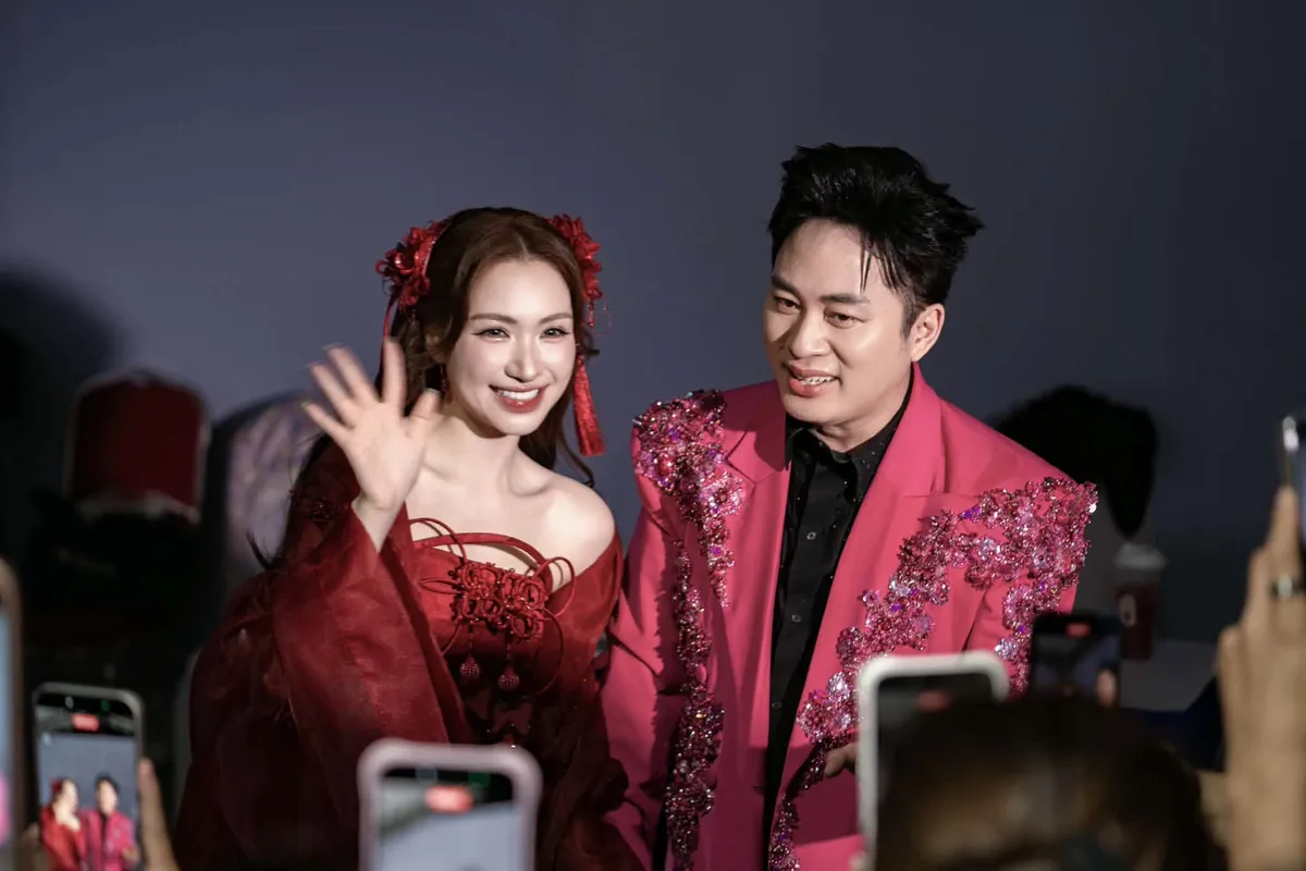 Tùng Dương hát “Bắc Bling" cùng Hòa Minzy trong live concert ở sân Mỹ Đình- Ảnh 1.