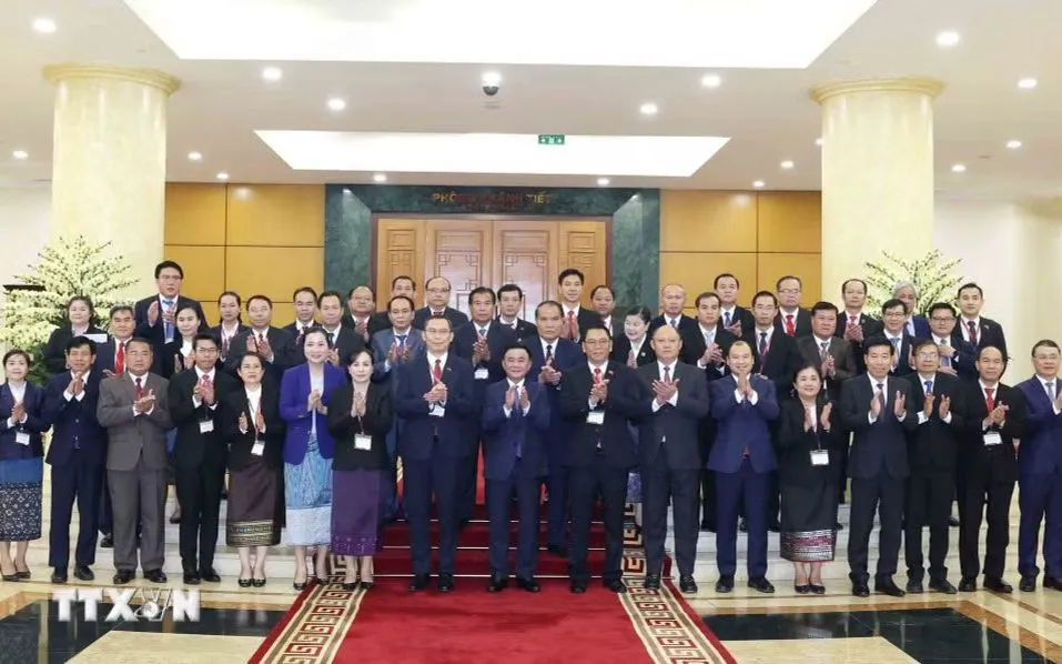 Thường trực Ban Bí thư Trần Cẩm Tú và Đoàn cán bộ cấp cao Đảng Nhân dân Cách mạng Lào - Ảnh: TTXVN