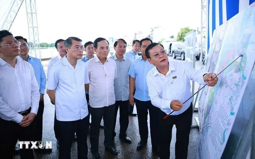 Thủ tướng Lê Minh Hưng kiểm tra thực địa Dự án xây dựng hạ tầng và cải tạo môi trường kênh Tham Lương-Bến Cát-Rạch Nước Lên, tại phường An Nhơn. (Ảnh: Dương Giang/TTXVN)