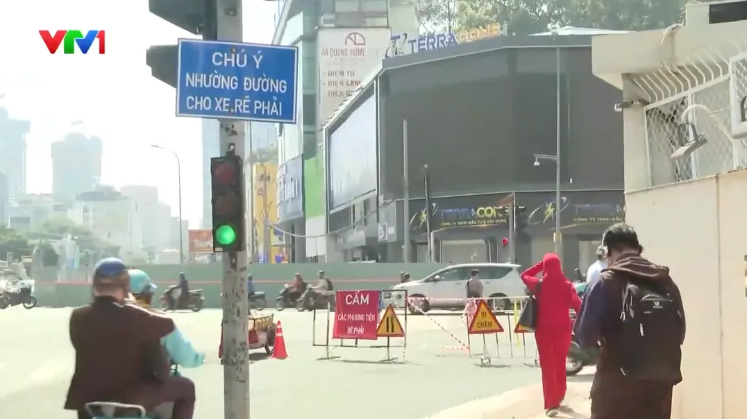 TP Hồ Chí Minh: Biển cấm rẽ phải nằm ngay cạnh biển “nhường đường cho xe rẽ phải” khiến nhiều người lúng túng - Ảnh 1.