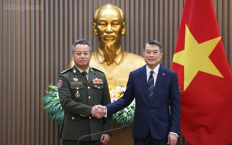Thủ tướng Chính phủ Lê Minh Hưng tiếp Đại tướng Tea Seiha, Phó Thủ tướng, Bộ trưởng Bộ Quốc phòng Campuchia - Ảnh: chinhphu.vn/Nhật Bắc