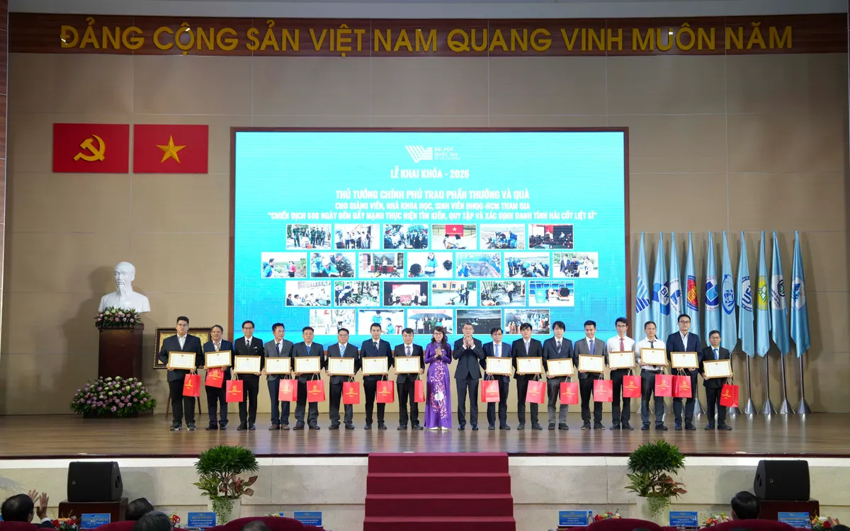 Đại học Quốc gia TP Hồ Chí Minh khen thưởng các tập thể, cá nhân tham gia “Chiến dịch 500 ngày đêm đẩy mạnh thực hiện tìm kiếm, quy tập và xác định danh tính hài cốt liệt sĩ” trong Lễ khai khóa năm 2026 (Ảnh: ĐHQG-HCM)