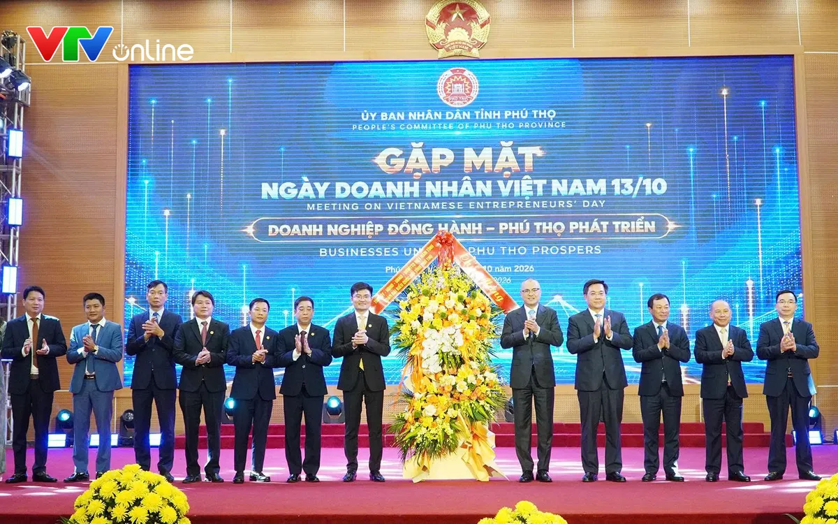 Lãnh đạo tỉnh tặng hoa chúc mừng Ngày doanh nhân Việt Nam 13/10. Ảnh: PT