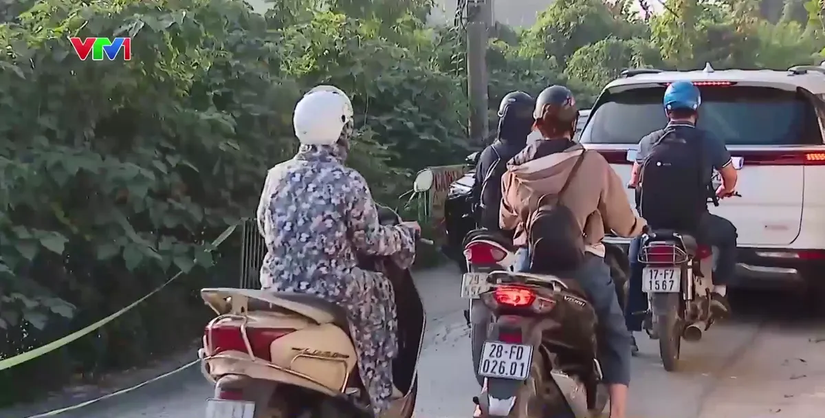 Đường bờ Tây sông Nhuệ sạt lở kéo dài, ùn tắc vào giờ cao điểm - Ảnh 2.