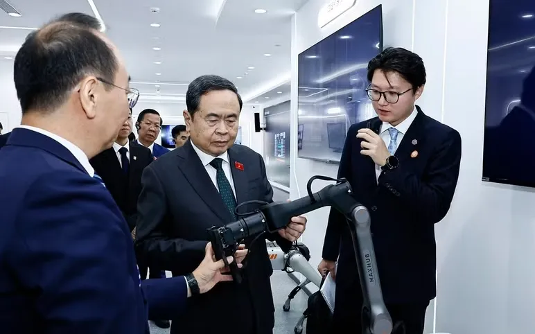 Chủ tịch Quốc hội Trần Thanh Mẫn tham quan, tìm hiểu sản phẩm màn hình tương tác ứng dụng công nghệ AI trong các lĩnh vực tại Tập đoàn CVTE. (Ảnh: TTXVN)