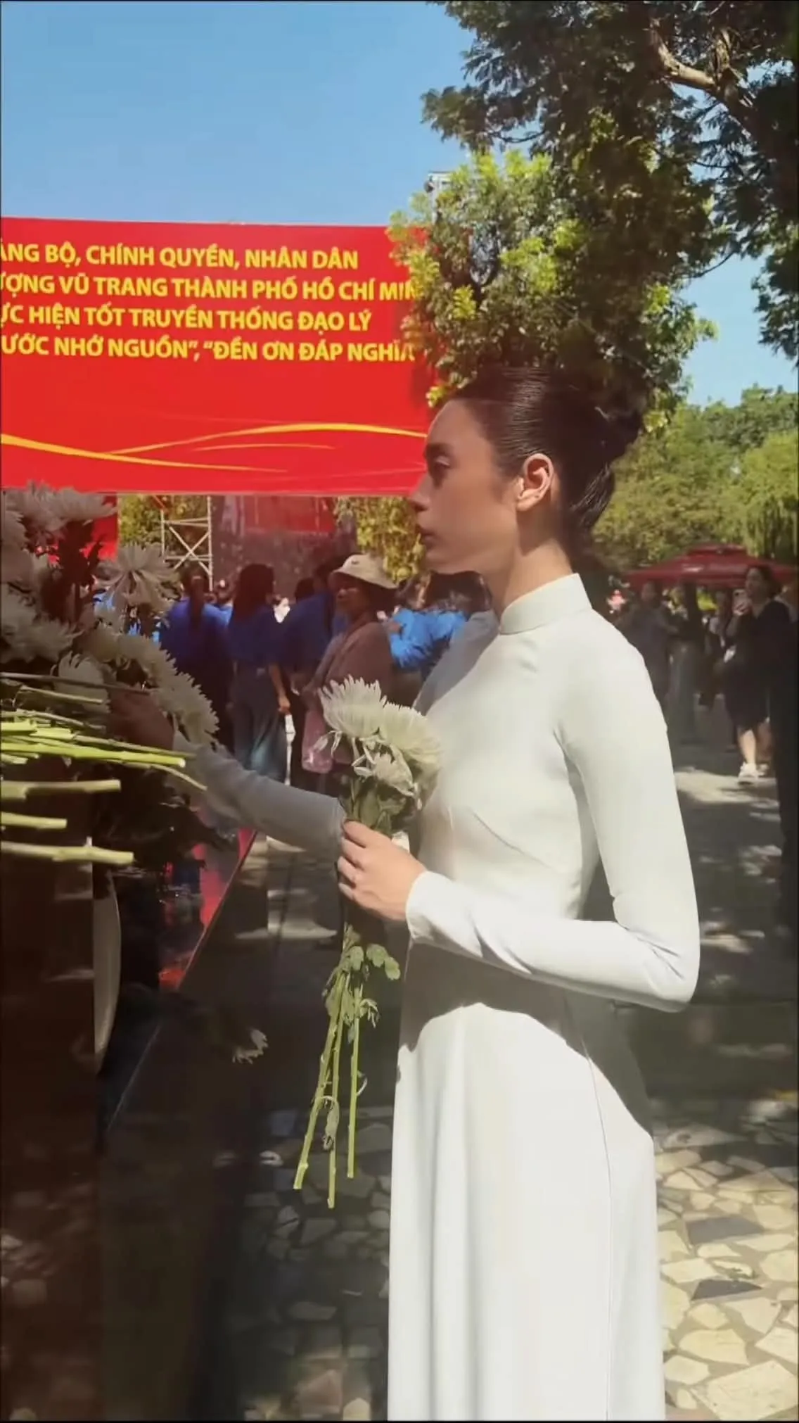 Văn nghệ sĩ tiễn đưa các liệt sĩ ở công viên Lê Thị Riêng - Ảnh 9.