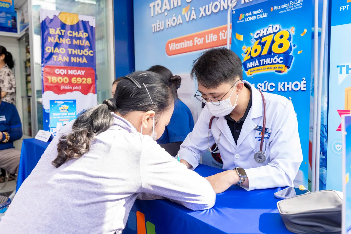 Đưa b&aacute;c sĩ đến nh&agrave; thuốc: Long Ch&acirc;u c&ugrave;ng Hội Thầy thuốc trẻ Việt Nam n&acirc;ng chuẩn chăm s&oacute;c sức khỏe cộng đồng- Ảnh 5.
