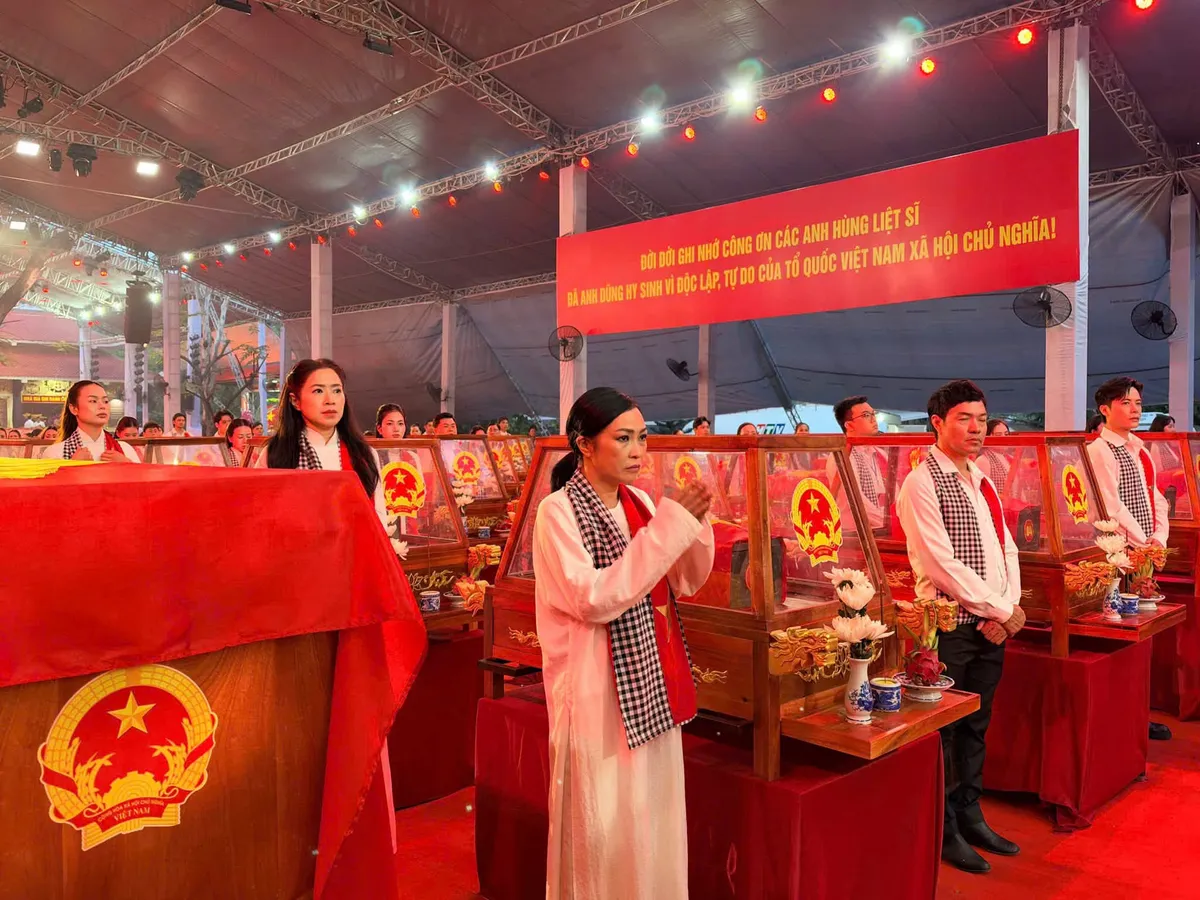 Văn nghệ sĩ tiễn đưa các liệt sĩ ở công viên Lê Thị Riêng - Ảnh 3.
