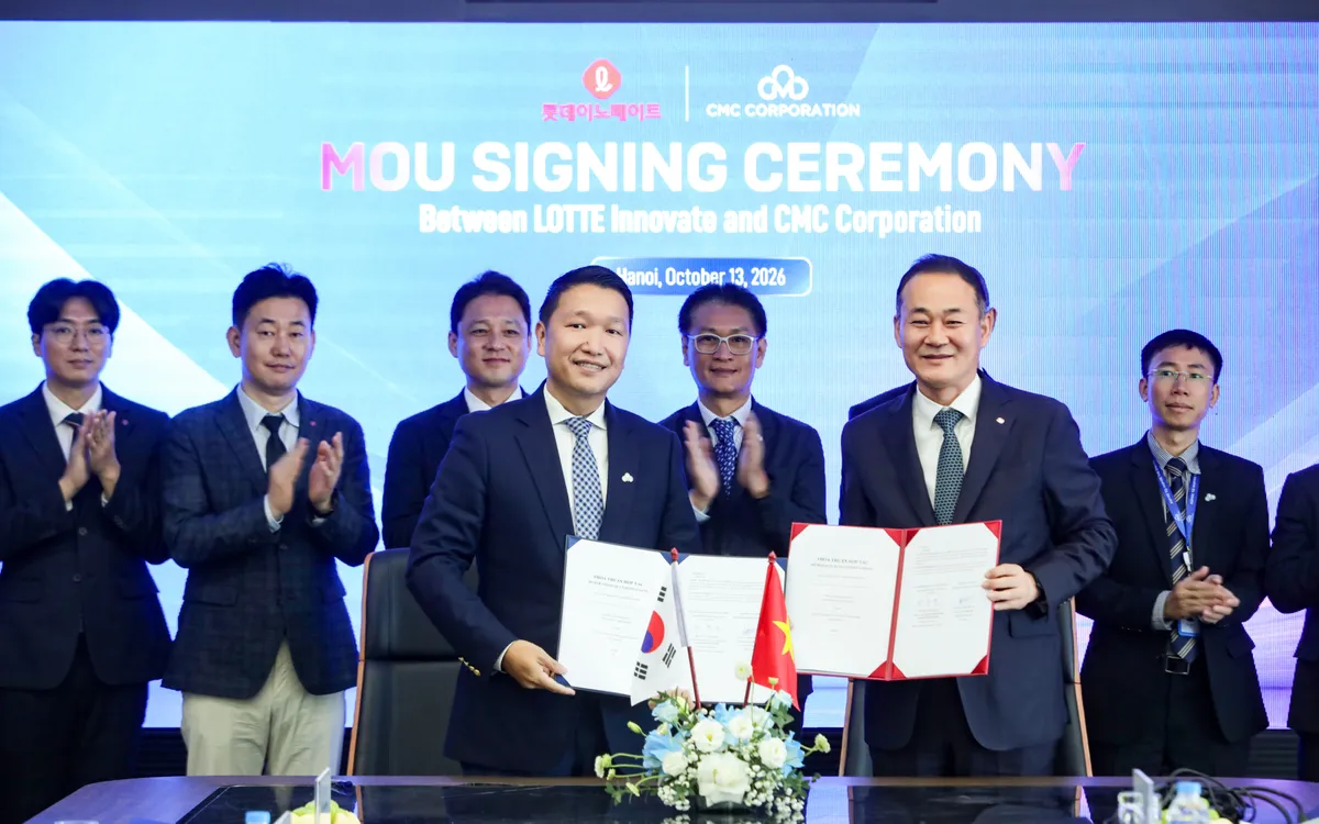 Đại diện lãnh đạo Tập đoàn Công nghệ CMC và LOTTE Innovate tại lễ ký kết thỏa thuận hợp tác chiến lược. Ảnh: BTC 
