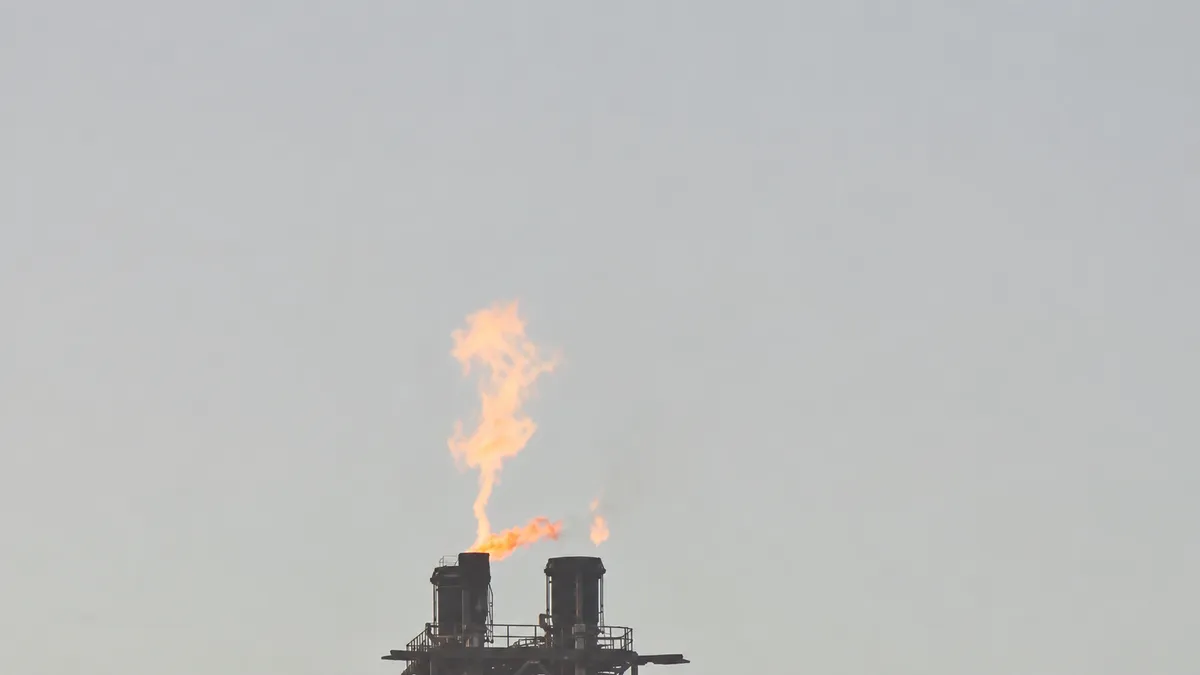Houthi dọa trả đũa sau vụ không kích cơ sở lọc dầu tại Yemen- Ảnh 1.