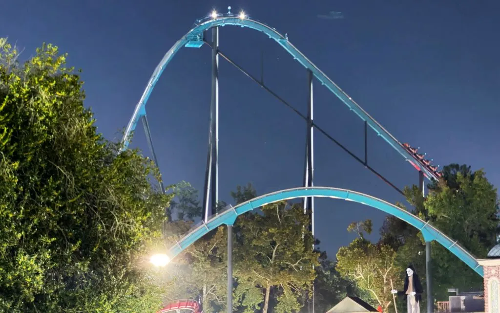 Hình ảnh một tàu lượn siêu tốc tại công viên giải trí Six Flags Over Georgia, ngày 12/10/2026 (Ảnh: AP)