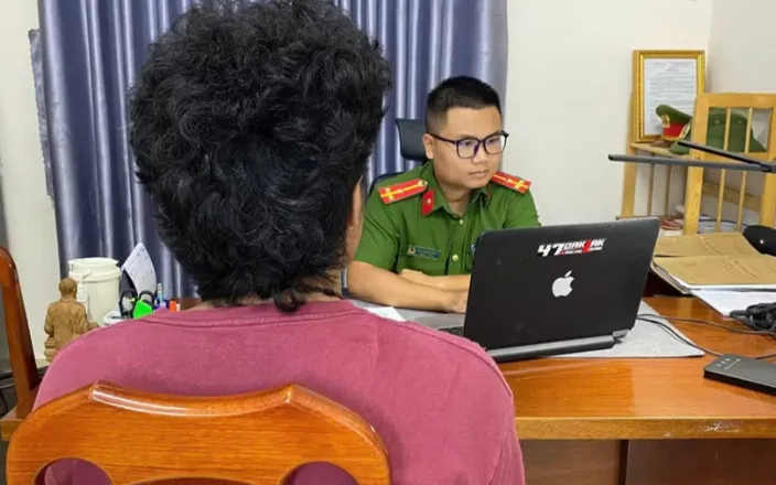 Em T.A được đưa về cơ quan Công an sau khi được giải cứu. Nguồn: BCA