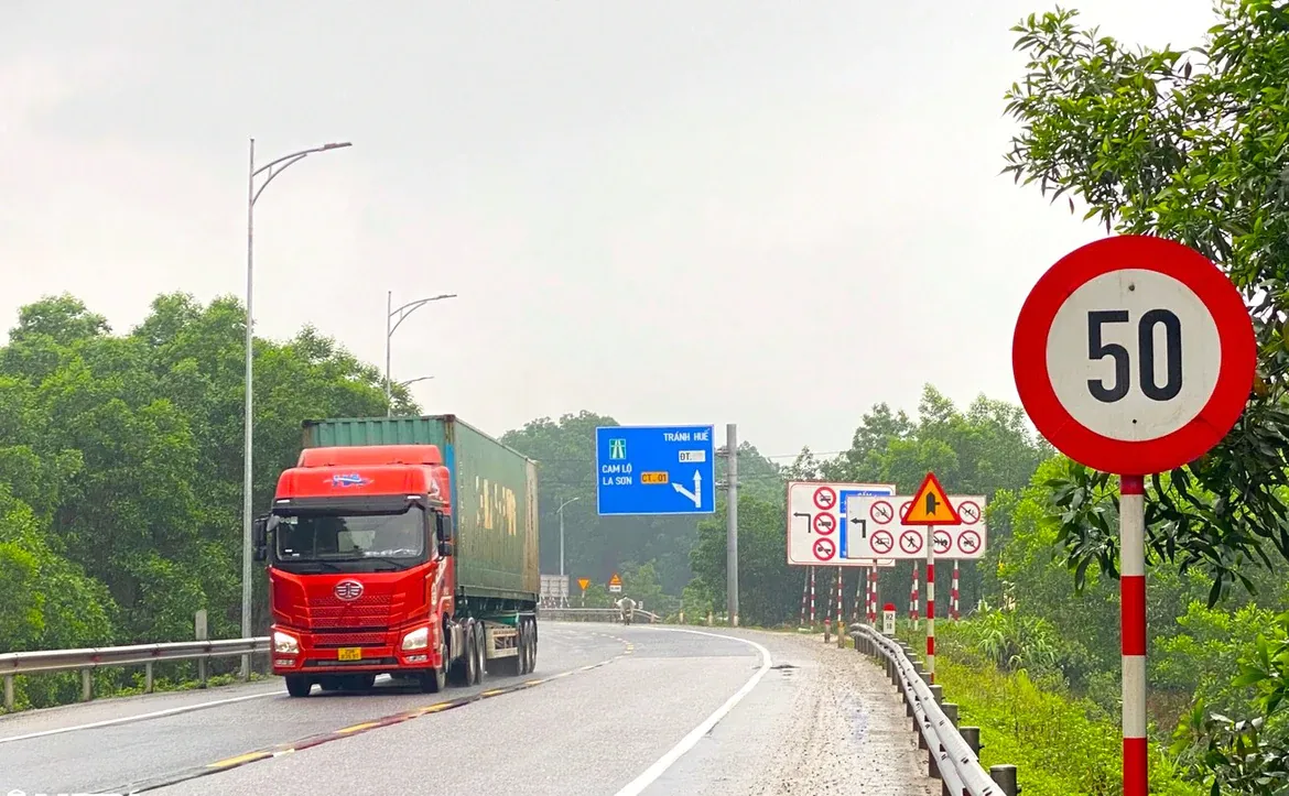 Khắc phục gần 10.000 vị trí bất cập về đèn tín hiệu, biển báo giao thông trên cả nước - Ảnh 1.