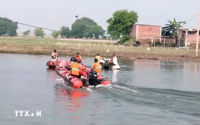 Hoạt động cứu hộ được tiến hành sau vụ lật thuyền trên sông Hằng, thuộc huyện Vaishali, bang Bihar, Ấn Độ, ngày 13/10/2026. (Ảnh: ANI/TTXVN)