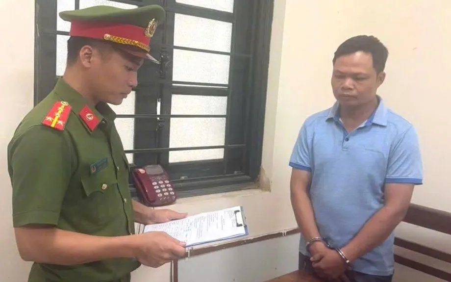 Cơ quan CSĐT đọc lệnh khởi tố, bắt tạm giam Lê Doãn Luân. Ảnh: CAPT