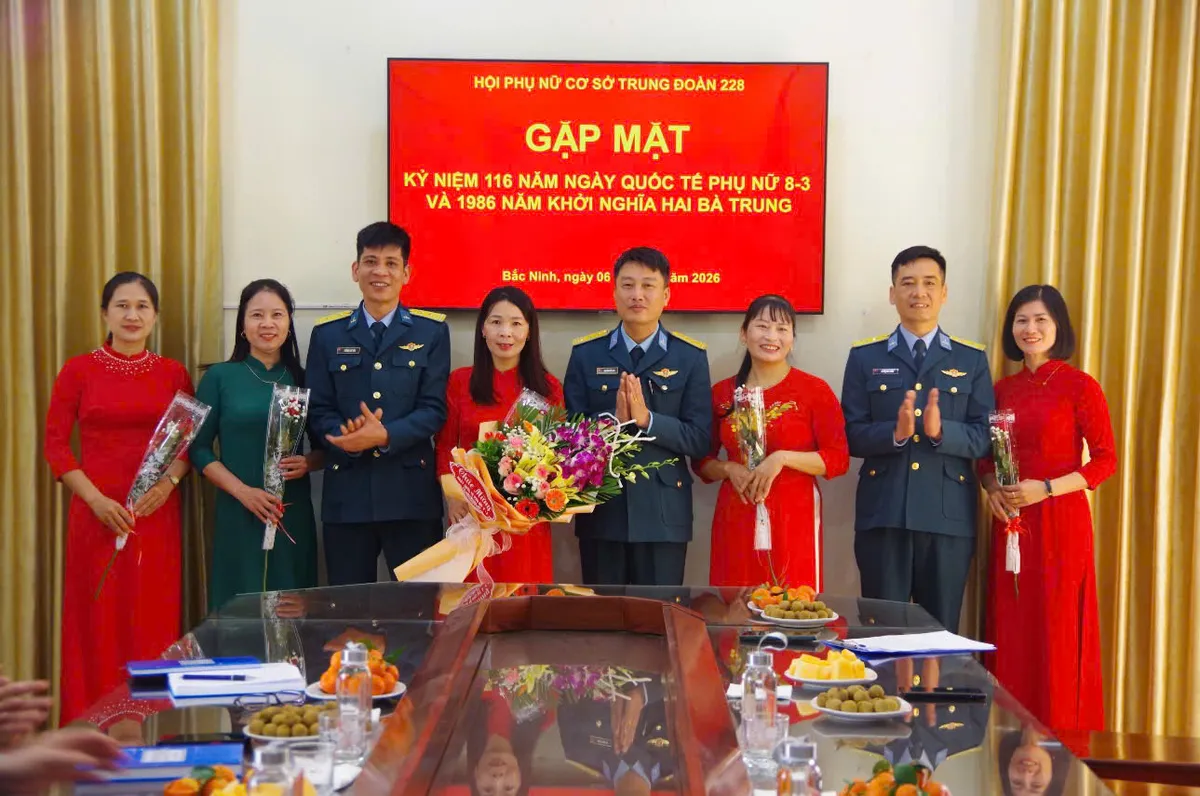 Nữ nhân viên bảo mật "giỏi việc nước, đảm việc nhà" - Ảnh 2.