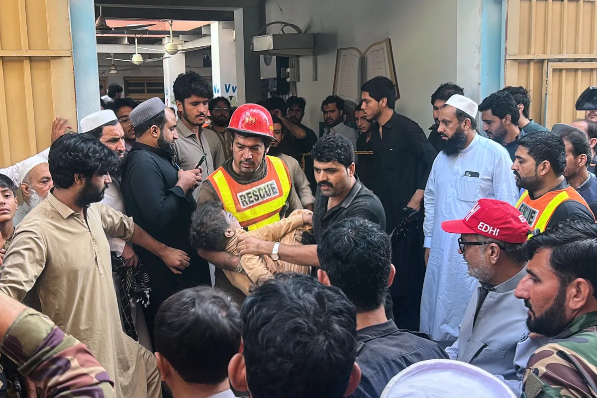 Sập mái trường học ở Pakistan, hàng chục người thiệt mạng- Ảnh 4.