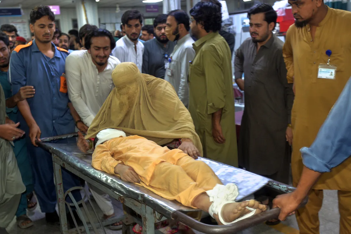 Sập mái trường học ở Pakistan, hàng chục người thiệt mạng- Ảnh 7.