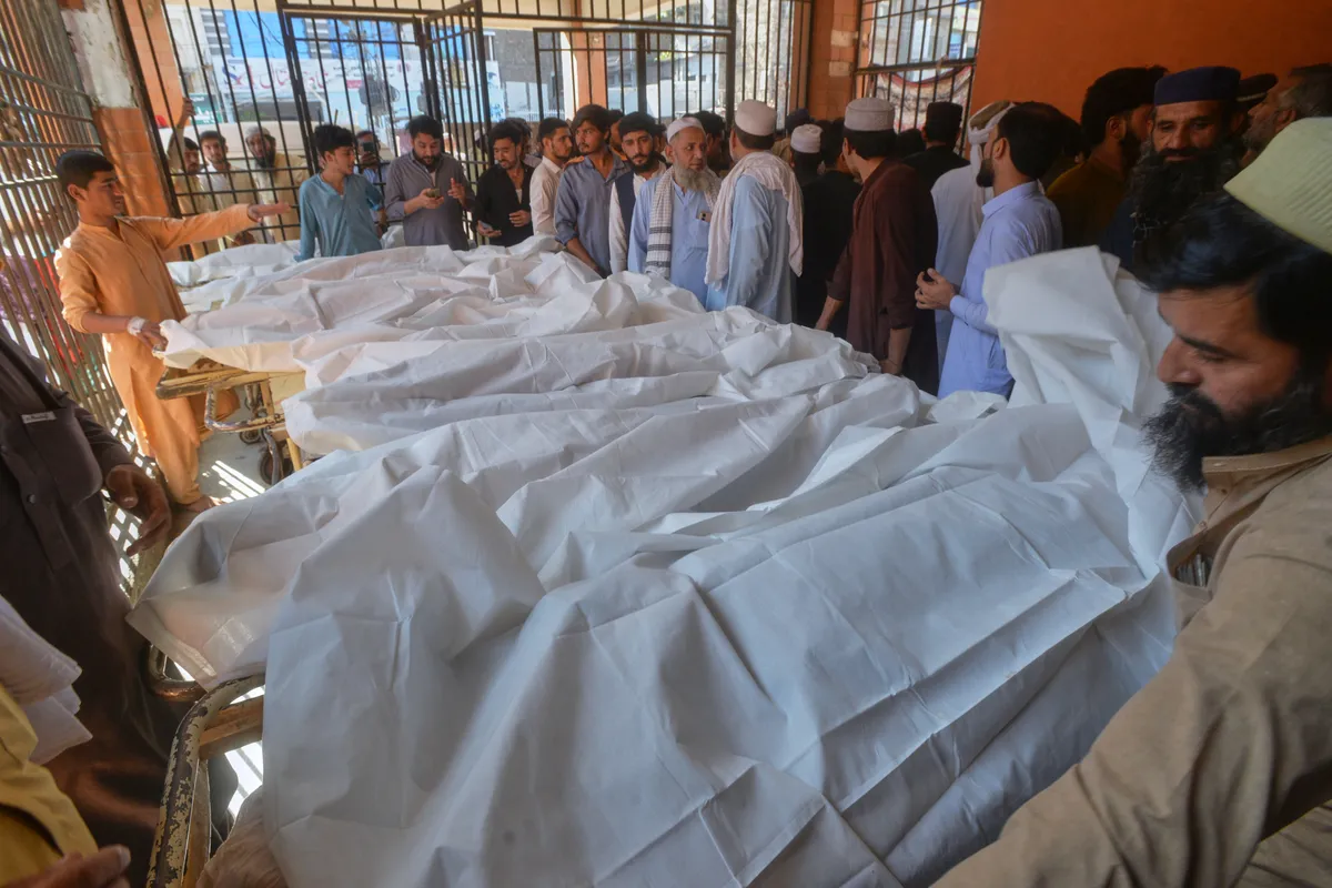 Sập mái trường học ở Pakistan, hàng chục người thiệt mạng- Ảnh 8.