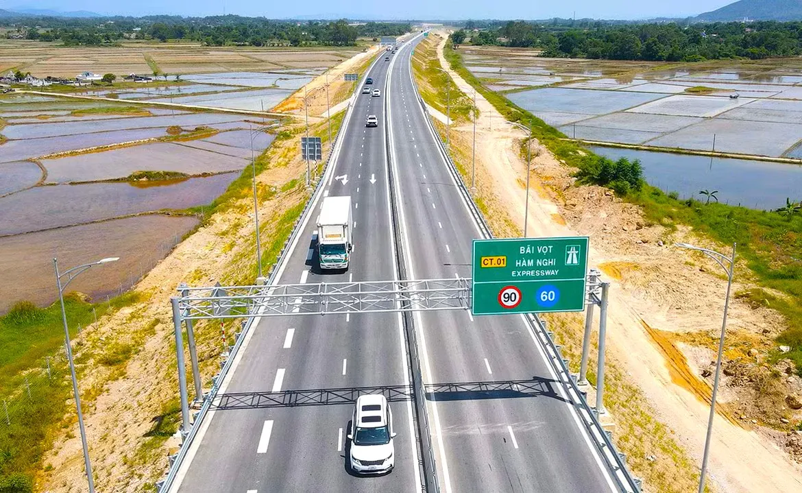 Hoàn thành lắp đặt biển báo xác định khoảng cách an toàn trên cao tốc trước 31/10 - Ảnh 1.