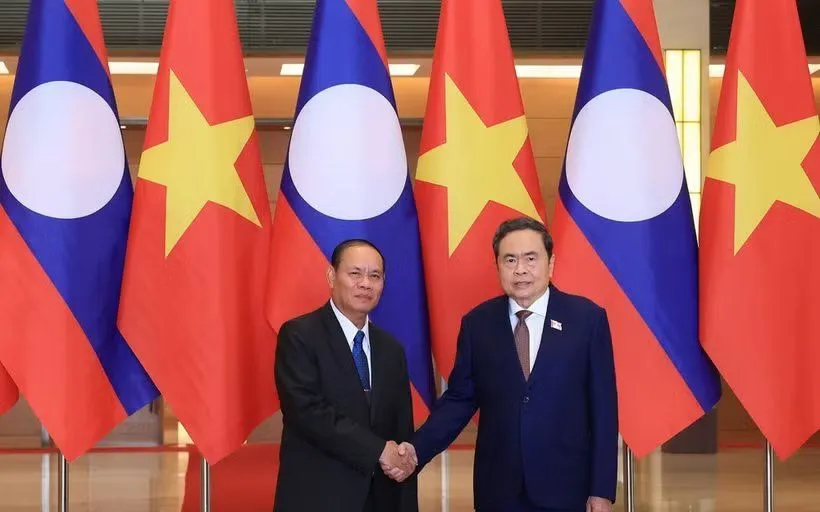 Chủ tịch Quốc hội Trần Thanh Mẫn với đồng chí Vilay Lakhamphong, Ủy viên Bộ Chính trị, Thường trực Ban Bí thư Trung ương Đảng Nhân dân Cách mạng Lào. (Ảnh: Tuấn Anh/TTXVN)
