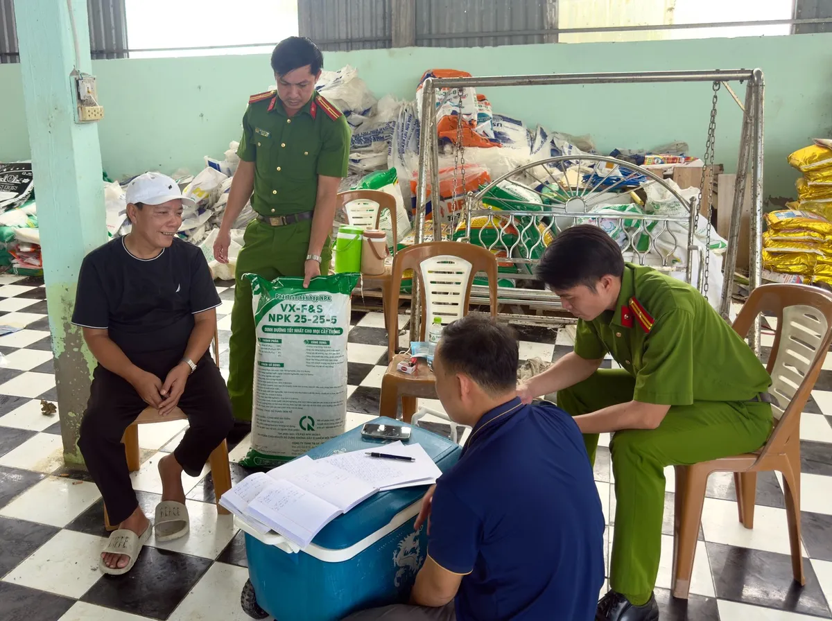 Khởi tố đối tượng sản xuất, buôn bán hàng chục tấn phân bón giả - Ảnh 1.