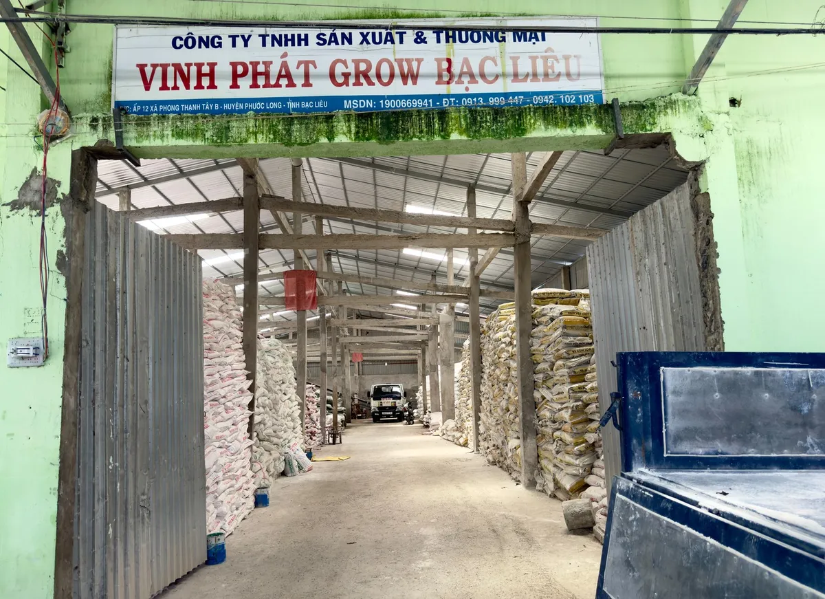 Khởi tố đối tượng sản xuất, buôn bán hàng chục tấn phân bón giả - Ảnh 2.