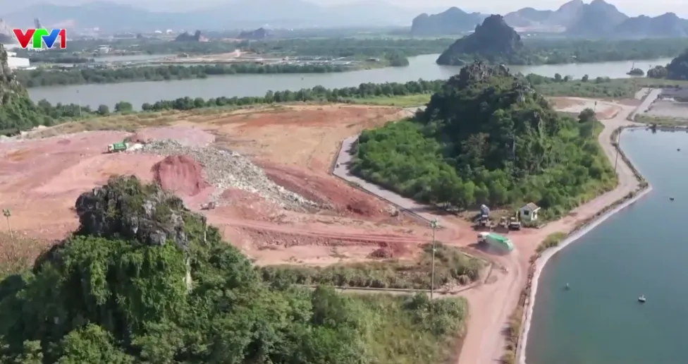 Bãi rác Gia Minh gây ám ảnh vì mùi hôi, nhà dân cách nơi chôn lấp hơn 200 mét - Ảnh 1.