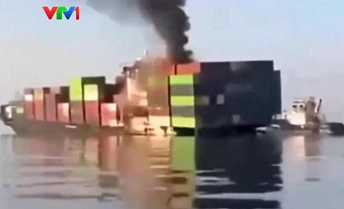 Tàu chở 2.500 container bị chìm tại eo biển Hormuz- Ảnh 1.